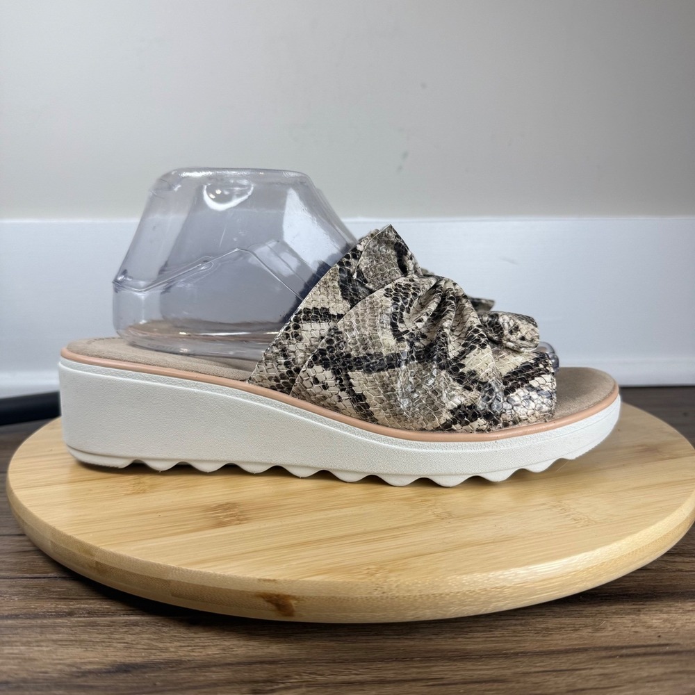Excellent Clarks Jillian Leap Slide Sandals Women 9.5M‎ Tan Snake Wedge Platform